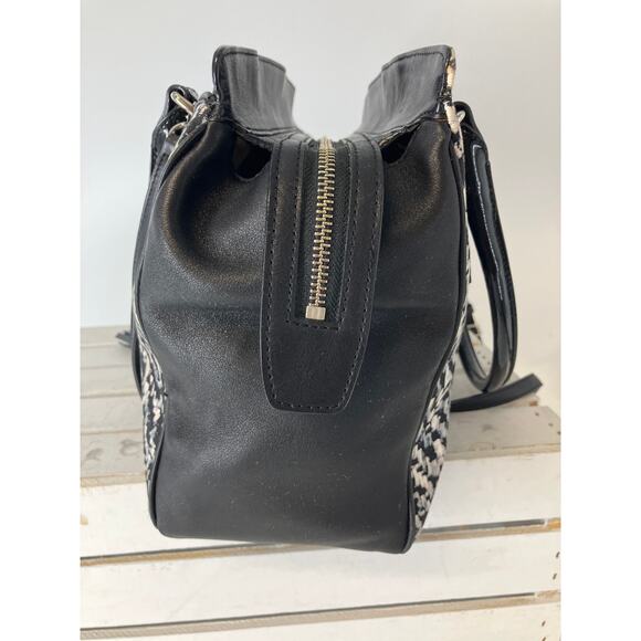 COACH 25811 BLACK, WHITE PRINT CANVAS, LEATHER SHOULDER BAG - Picture 4 of 16